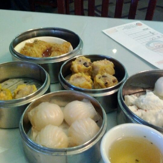 Foto tomada en Harbor Palace Seafood Restaurant  por Khuong D. el 2/18/2012