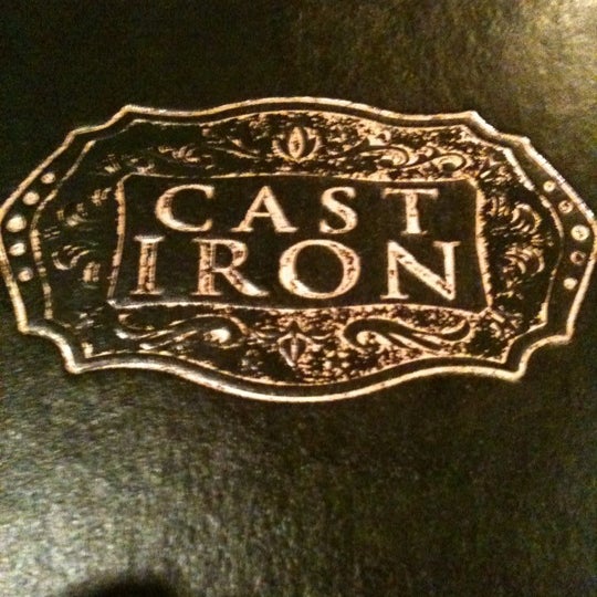 Das Foto wurde bei Cast Iron Restaurant von Cyndie am 3/16/2012 aufgenommen