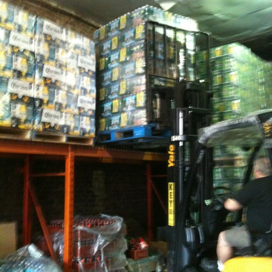 Foto tirada no(a) Tri-Boro Beverage &amp; Distribution Co por Jess G. em 7/19/2012