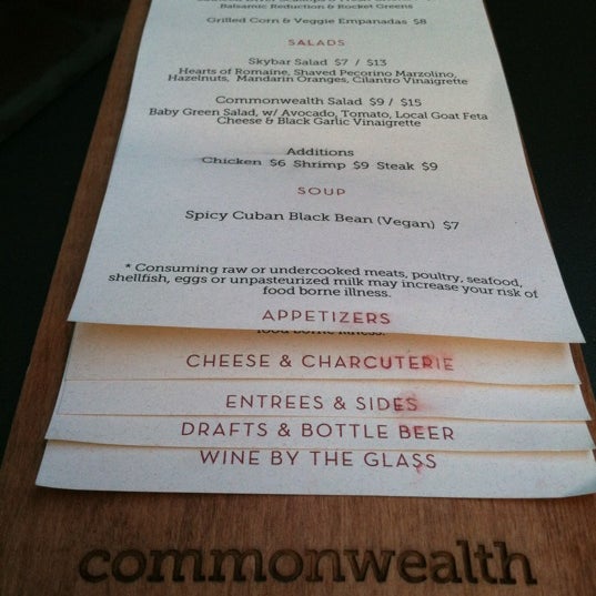 Foto tomada en Commonwealth Restaurant &amp; Skybar  por Jeff W. el 7/28/2012