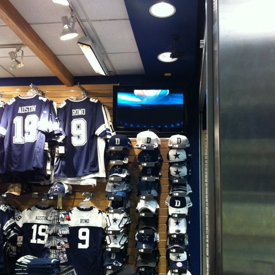 Dallas Cowboys Pro Shop - DFW Gate E13 - 4 tips from 344 visitors