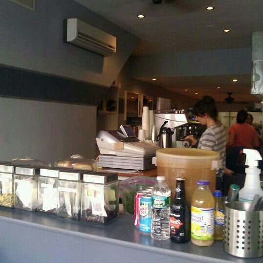 12/22/2011 tarihinde Ayesha B.ziyaretçi tarafından Ants Pants Cafe'de çekilen fotoğraf