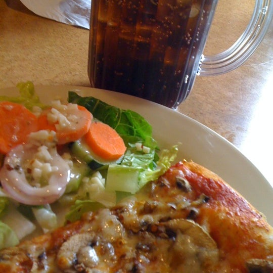 รูปภาพถ่ายที่ Joe&#39;s Place Pizza &amp; Pasta โดย Heather เมื่อ 1/15/2011