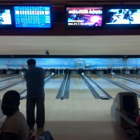 6/9/2012 tarihinde Gilchrist A.ziyaretçi tarafından Pinz Bowling Center'de çekilen fotoğraf