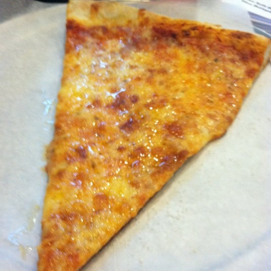 6/10/2012にLauren A.がVinny&#39;s NY Pizzaで撮った写真