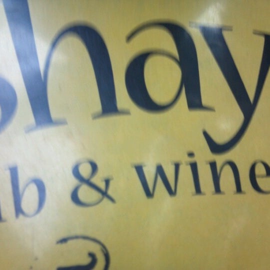 Photo prise au Shays Pub &amp; Wine Bar par Joe B. le8/26/2012
