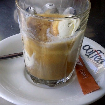 Foto tomada en Coffea Cafe  por Milan B. el 10/16/2011