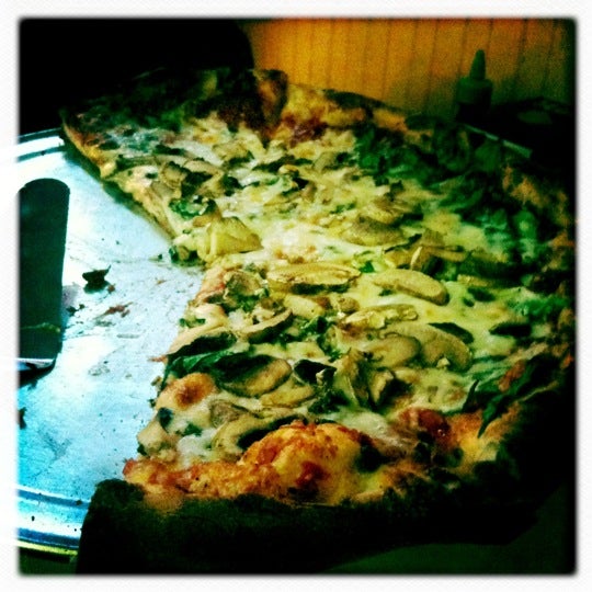 Das Foto wurde bei D&#39;Allesandro&#39;s Pizza von Kara C. am 10/12/2011 aufgenommen