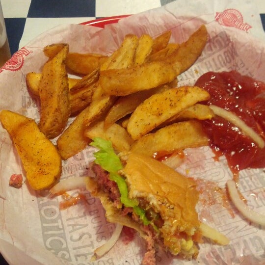 Photo taken at Fuddruckers by Holly on 8/4/2012