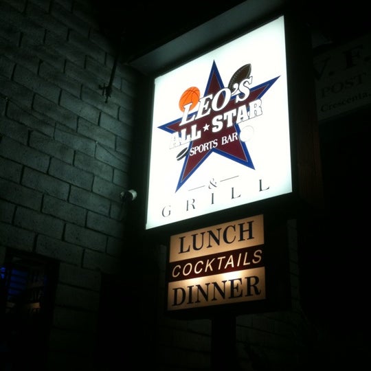 Foto tomada en Leo&#39;s All-Star Sports Bar &amp; Grill  por Matthew H. el 4/7/2011