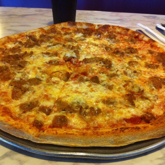 Photo prise au Luigi&#39;s Pasta &amp; Pizzeria Restaurant par Santiago B. le4/4/2012