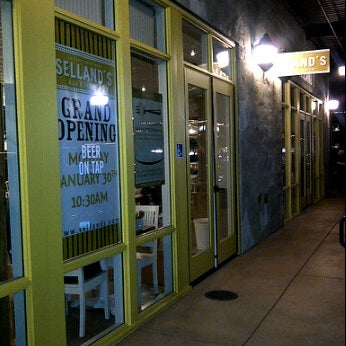 รูปภาพถ่ายที่ Selland&#39;s Market Cafe โดย Mira เมื่อ 1/31/2012