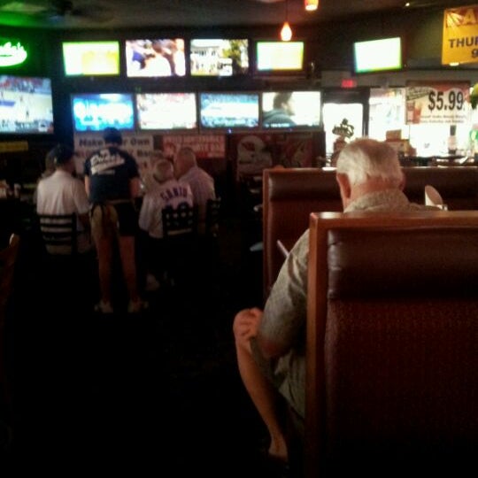 Снимок сделан в Duke&#39;s Sports Bar &amp; Grill пользователем Shamzzy Q. 3/15/2012
