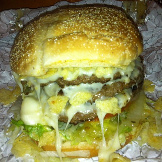 6/15/2012 tarihinde Raumziyaretçi tarafından Junior Colombian Burger - South Kirkman Road'de çekilen fotoğraf