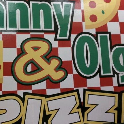 Das Foto wurde bei Manny &amp; Olga’s Pizza von Andrew am 4/20/2011 aufgenommen