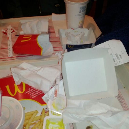 รูปภาพถ่ายที่ McDonald&#39;s โดย Zina G. เมื่อ 12/31/2011