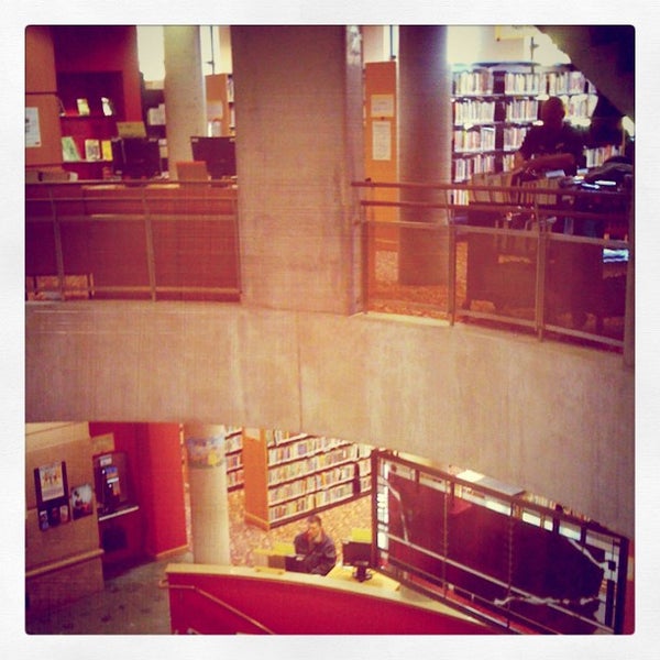Foto tirada no(a) Toronto Public Library - Lillian H. Smith Branch por Yuli S. em 11/4/2011