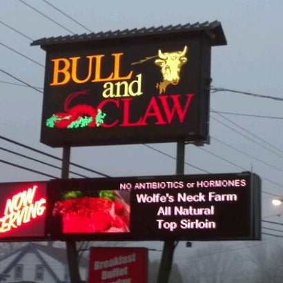 Photo taken at Bull N&#39; Claw by Frankie A. on 11/27/2011