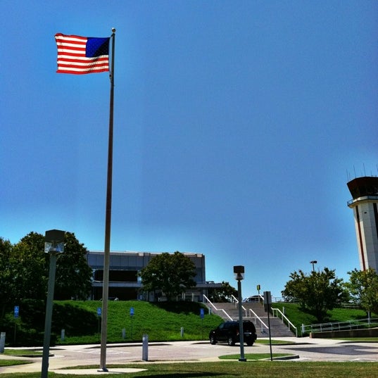 รูปภาพถ่ายที่ Newport News/Williamsburg International Airport (PHF) โดย Chuck เมื่อ 8/10/2011