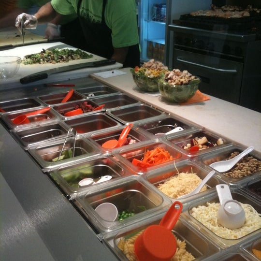 รูปภาพถ่ายที่ Fourleaf Chopped Salads โดย Kristal K. เมื่อ 3/25/2011