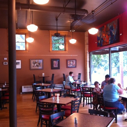 รูปภาพถ่ายที่ Chilkoot Cafe and Cyclery โดย Bill R. เมื่อ 8/31/2011