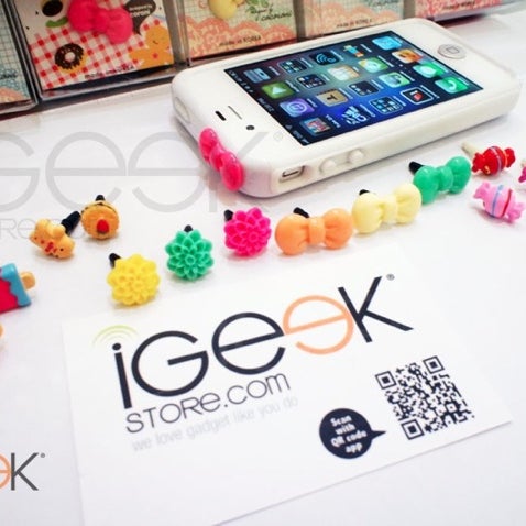 Photo taken at IGeekstore by hen m. on 10/25/2011