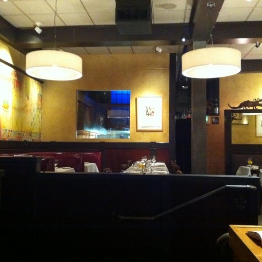 Foto scattata a Paragon Restaurant &amp; Bar da Stefanie il 2/6/2011