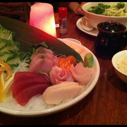 Foto diambil di Ginza Japanese Restaurant oleh Kelly C. pada 4/9/2012
