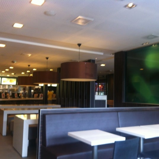 รูปภาพถ่ายที่ McDonald&#39;s โดย Gerard v. เมื่อ 7/10/2012