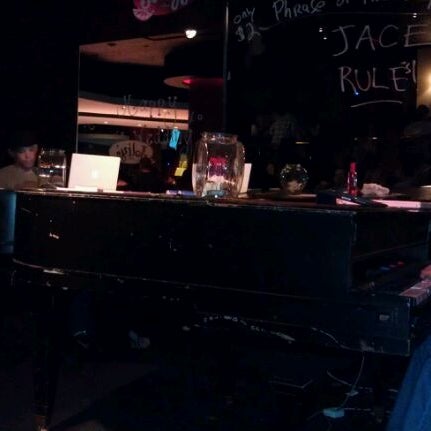 Photo taken at Jolly&#39;s American Beer Bar and Dueling Pianos by Nancy S. on 11/5/2011