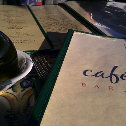 รูปภาพถ่ายที่ Cafe Med โดย Robelene M. เมื่อ 11/23/2011