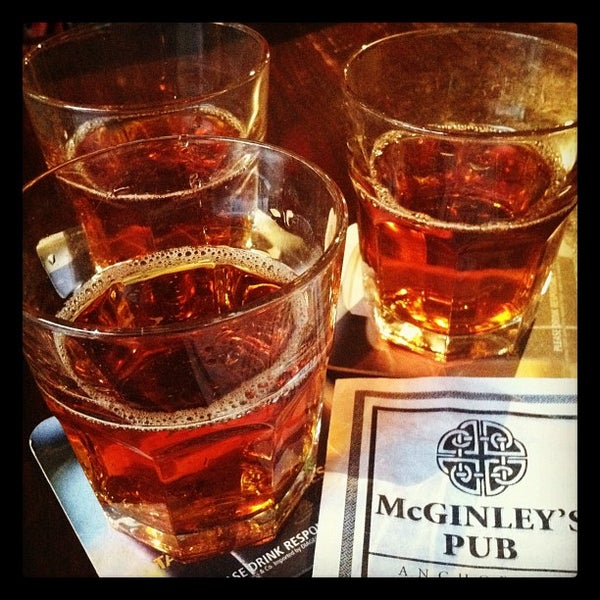 รูปภาพถ่ายที่ McGinley&#39;s Pub โดย Lena A. เมื่อ 9/11/2012