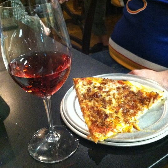 Foto diambil di EPIC Pizza &amp; Subs oleh Ashley G. pada 4/20/2012