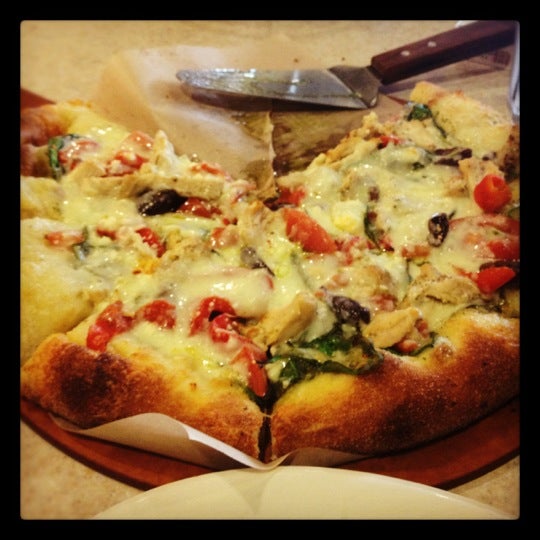 Foto tomada en Flippers Pizzeria  por Gina P. el 4/16/2012