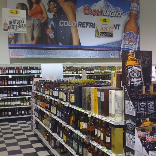 รูปภาพถ่ายที่ Chadwick Liquors โดย Gene A. เมื่อ 11/2/2011