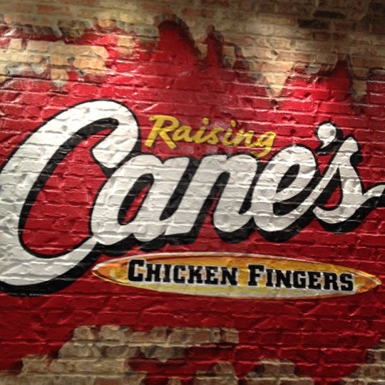 รูปภาพถ่ายที่ Raising Cane&#39;s Chicken Fingers โดย Bj P. เมื่อ 2/11/2012