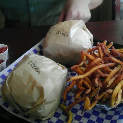 Photo taken at Blue Moon Burgers Fremont by Maxican on 8/14/2011