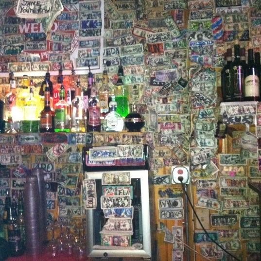 Photo prise au Cuzzy&#39;s Grill &amp; Bar par Jake G. le4/14/2011