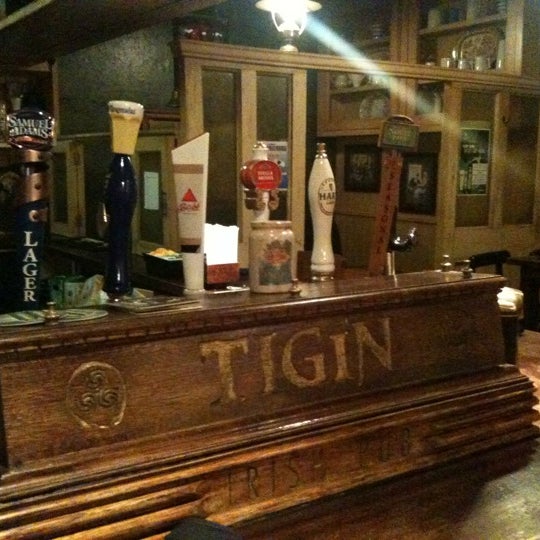 4/22/2011 tarihinde Morgan G.ziyaretçi tarafından Tigin Irish Pub'de çekilen fotoğraf