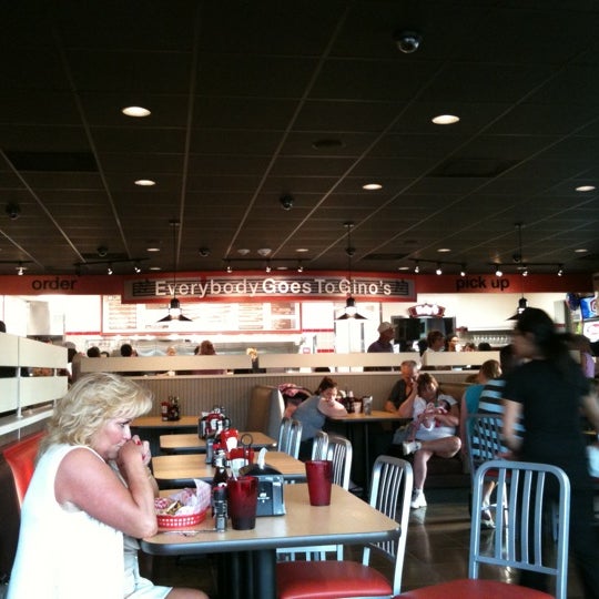 Снимок сделан в Gino&#39;s Burgers &amp; Chicken пользователем Sarah G. 8/17/2011
