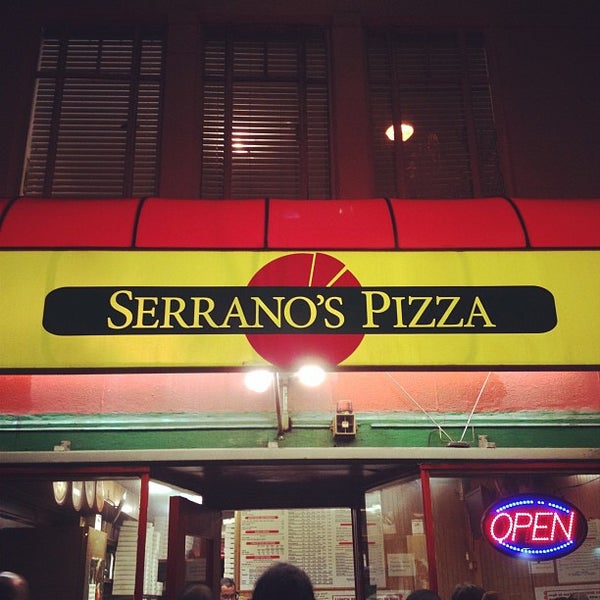Снимок сделан в Serrano&#39;s Pizza пользователем John G. 1/29/2012