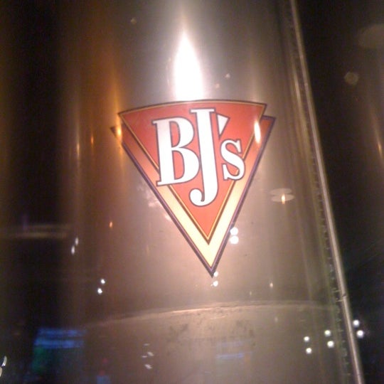 Photo taken at BJ&#39;s Restaurant &amp; Brewhouse by James G. on 7/1/2012