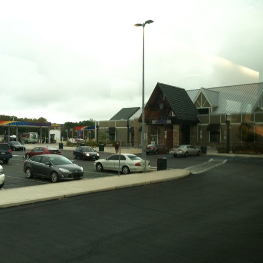 รูปภาพถ่ายที่ Hickory Run Travel Plaza โดย Sheryl G. เมื่อ 9/8/2012