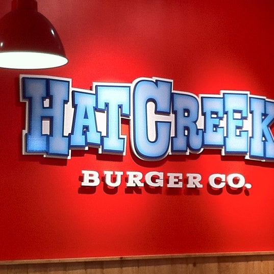 Foto tomada en Hat Creek Burger Co.  por Andre&#39; H. el 6/17/2012