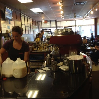 Foto diambil di JP&#39;s Coffee &amp; Espresso Bar oleh Katie H. pada 8/31/2012