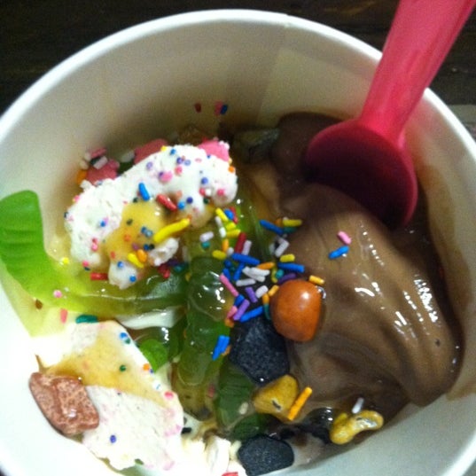 รูปภาพถ่ายที่ Zainey&#39;s Frozen Yogurt โดย Jenni L. เมื่อ 9/3/2012