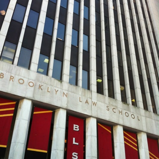 Foto tirada no(a) Brooklyn Law School por Kathleen W. em 3/22/2012
