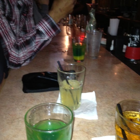 รูปภาพถ่ายที่ Cheers Shot Bar โดย frank d. เมื่อ 2/19/2012