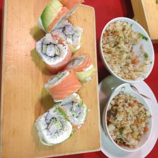 รูปภาพถ่ายที่ Nura Sushi Bar โดย Mario S. เมื่อ 9/7/2012
