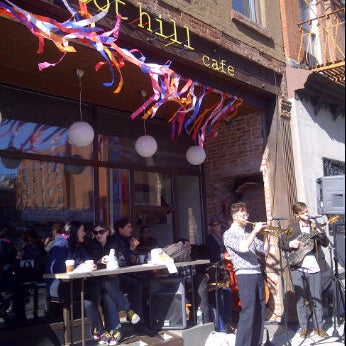 Foto scattata a Root Hill Café da mcasaverde il 11/6/2011